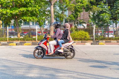 Ancol, Kuzey Jakarta, 3 Ağustos 2024 - motosiklet sürücüleri mesai saatlerinden sonra Ancol yolundan geçiyorlar..