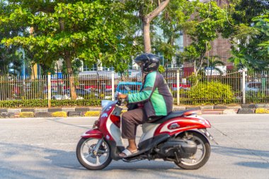 Ancol, Kuzey Jakarta, 3 Ağustos 2024 - motosiklet sürücüleri mesai saatlerinden sonra Ancol yolundan geçiyorlar..