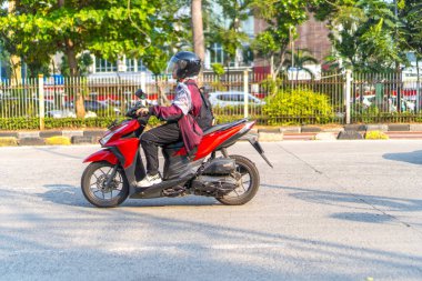 Ancol, Kuzey Jakarta, 3 Ağustos 2024 - motosiklet sürücüleri mesai saatlerinden sonra Ancol yolundan geçiyorlar..