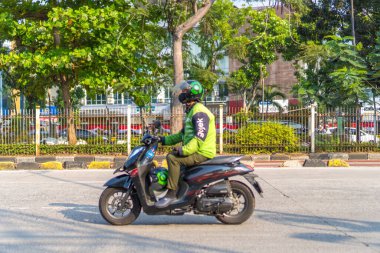 Ancol, Kuzey Jakarta, 3 Ağustos 2024 - motosiklet sürücüleri mesai saatlerinden sonra Ancol yolundan geçiyorlar..