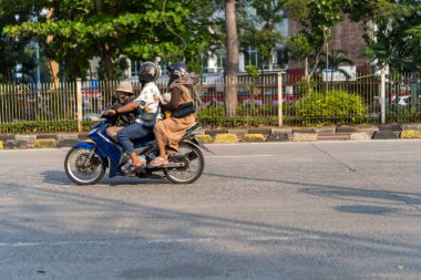 Ancol, Kuzey Jakarta, 3 Ağustos 2024 - motosiklet sürücüleri mesai saatlerinden sonra Ancol yolundan geçiyorlar..