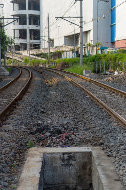 İki yönlü bir tren yoluna yakın çekim.