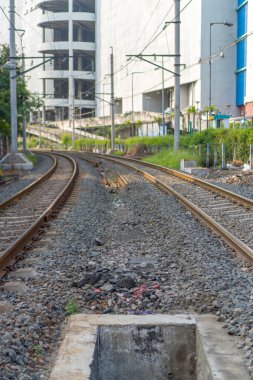 İki yönlü bir tren yoluna yakın çekim.