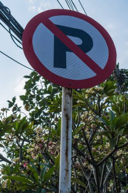 Park yasağı olan bir trafik işaretinin yakın çekim görüntüsü.