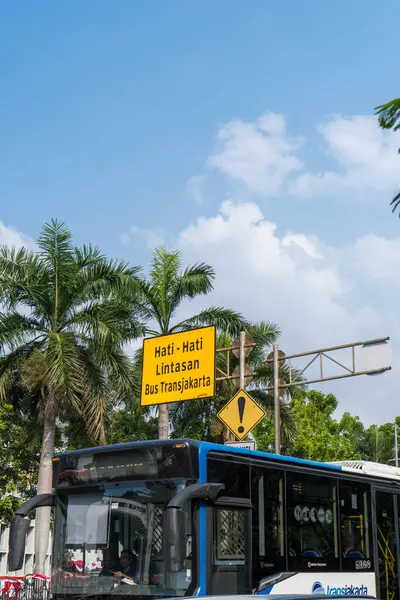 Jakarta, 3 Ağustos 2024 - Endonezya dil trafik işaretleri otobüs güzergahında dikkatli olun.