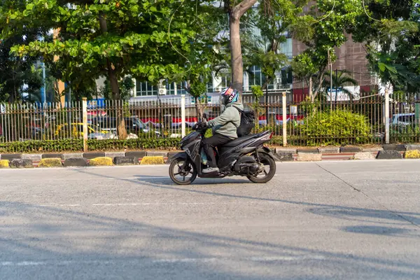 Ancol, Kuzey Jakarta, 3 Ağustos 2024 - motosiklet sürücüleri mesai saatlerinden sonra Ancol yolundan geçiyorlar..