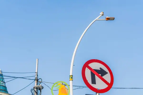 Sağa dönmeyin, sağa dönmeyi yasaklamayın, beyaz arkaplanda izole edilmiş beton direkte dairesel trafik tabelası