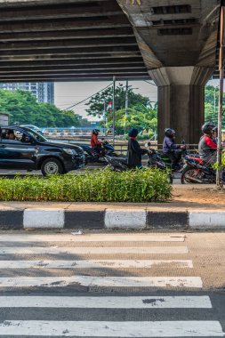 Jakarta, 3 Ağustos 2024 - Sürücü kırmızı ışık köprüsünün altında durdu.