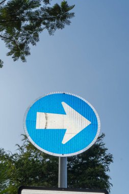 Trafik işareti arak 'ın sağa döneceğini gösteriyor.