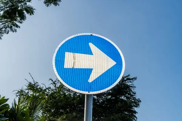 Trafik işareti arak 'ın sağa döneceğini gösteriyor.