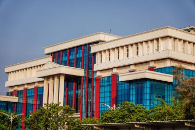 Reklam alanı için gökyüzü arka planına sahip hukuk binasının kenar görüntüsü.