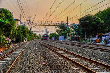 Elektrik direklerindeki kablolu hatlarıyla demiryolu hattı..