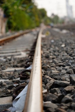 Raylar boyunca elektrik direkleri olan bir tren yolu manzarası.