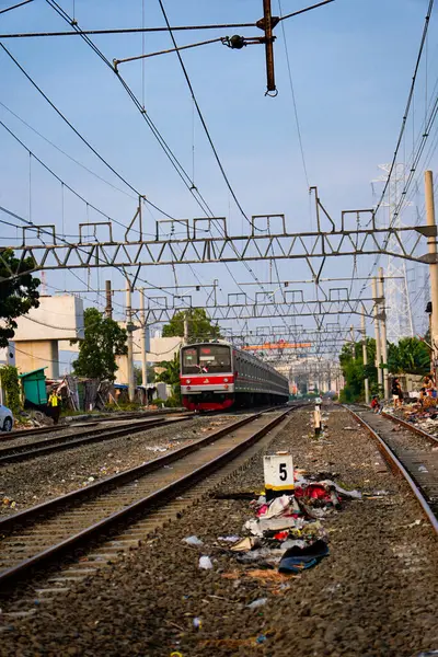 Modern elektrikli yolcu treni tren istasyonuna giriyor. Arka planda fotokopi boş rusng ile yaz manzarası.