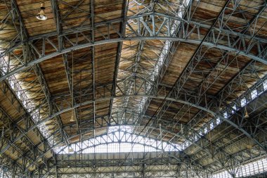 Havalandırma boşluklu tren istasyonu çatısı..