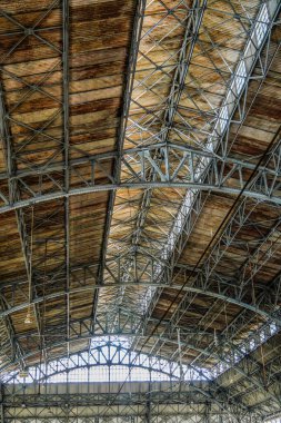 Havalandırma boşluklu tren istasyonu çatısı..