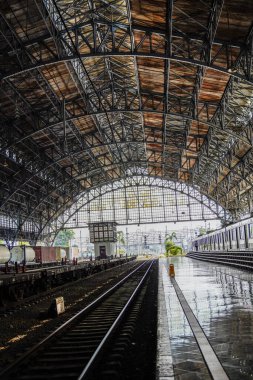 Ancol North Jakarta, 10 Ağustos 2024, Duran bir yolcu treninin yanında yürüyen insanlar.