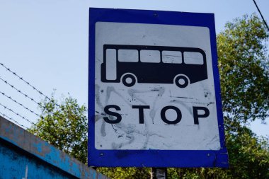 Otobüs durağı için trafik işaretini kapatın. Posta direğindeki otobüs durağı tabelası, trafik yolu tabelası.