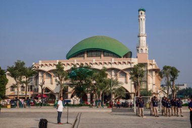 Pamulang, Güney Tangerang, 9 Ağustos 2024, memurlar sabah kamu hizmetleri bürosunun önünde sabah yoklaması yapıyorlar..