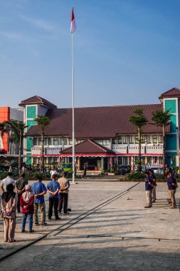 Pamulang, Güney Tangerang, 9 Ağustos 2024, memurlar sabah kamu hizmetleri bürosunun önünde sabah yoklaması yapıyorlar..