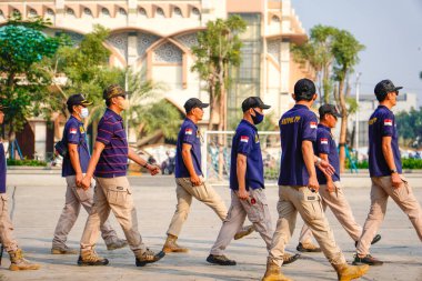 Pamulang, Güney Tangerang, 9 Ağustos 2024, sivil polis birimi üyeleri Güney Tangerang 'daki Pamulang Büyük Camii' nin avlusunda yürüme alıştırması yapıyorlar..