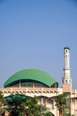 Güney Tangerang 'daki Pamulang Büyük Camii' nin köşesinden ön manzara..