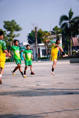 Pamulang, Güney Tangerang, 9 Ağustos 2024, Pamulang Büyük Camii 'nin bahçesinde futbol oynayan gençler..