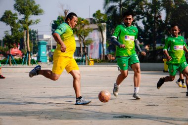 Pamulang, Güney Tangerang, 9 Ağustos 2024, Pamulang Büyük Camii 'nin bahçesinde futbol oynayan gençler..