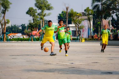 Pamulang, Güney Tangerang, 9 Ağustos 2024, Pamulang Büyük Camii 'nin bahçesinde futbol oynayan gençler..