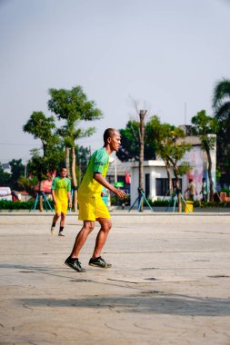 Pamulang, Güney Tangerang, 9 Ağustos 2024, Pamulang Büyük Camii 'nin bahçesinde futbol oynayan gençler..