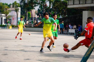 Pamulang, Güney Tangerang, 9 Ağustos 2024, Pamulang Büyük Camii 'nin bahçesinde futbol oynayan gençler..