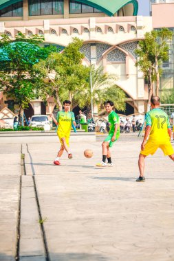 Pamulang, Güney Tangerang, 9 Ağustos 2024, Pamulang Büyük Camii 'nin bahçesinde futbol oynayan gençler..