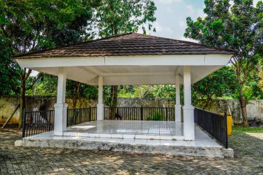 Çardak binasının dikey görüntüsü.