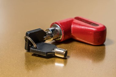 Altın vatandaşa boş reklam alanı olan izole edilmiş asma kilidi kapat.