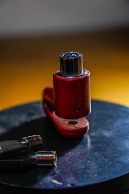 Altın vatandaşa boş reklam alanı olan izole edilmiş asma kilidi kapat.