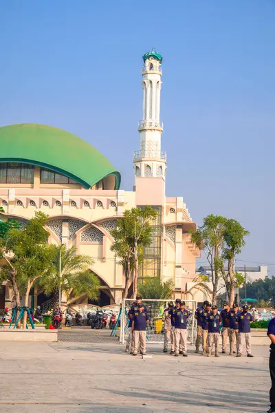 Pamulang, Güney Tangerang, 9 Ağustos 2024, memurlar sabah kamu hizmetleri bürosunun önünde sabah yoklaması yapıyorlar..