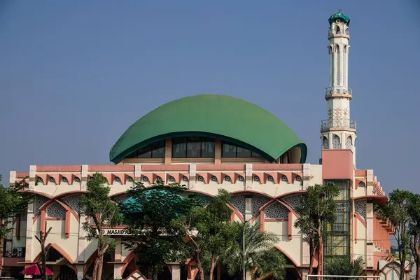 Güney Tangerang 'daki Pamulang Büyük Camii' nin köşesinden ön manzara..