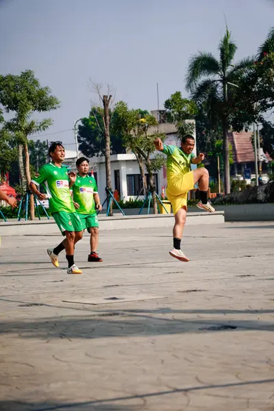 Pamulang, Güney Tangerang, 9 Ağustos 2024, Pamulang Büyük Camii 'nin bahçesinde futbol oynayan gençler..