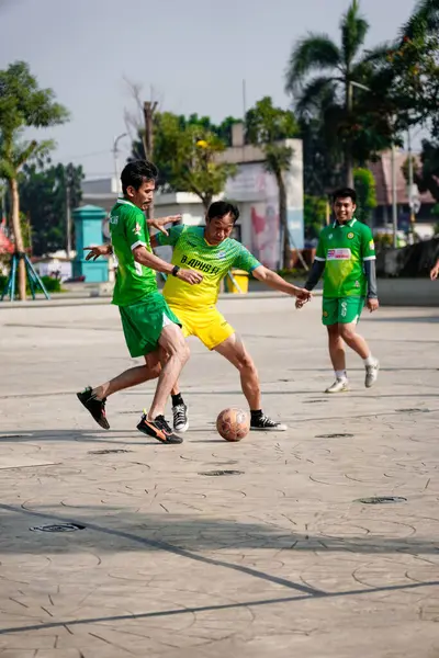 Pamulang, Güney Tangerang, 9 Ağustos 2024, Pamulang Büyük Camii 'nin bahçesinde futbol oynayan gençler..