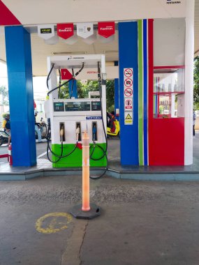 Ciputat Güney Mandalang, Eylül 1, 2024, benzin doldurma makinesinin etrafına sarılmış bir hortumla benzin dolum istasyonu..