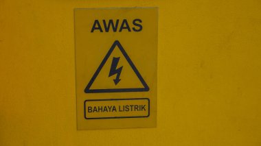 Ciputat Güney Mandalang, Eylül 1, 2024, benzin doldurma makinesinin etrafına sarılmış bir hortumla benzin dolum istasyonu..