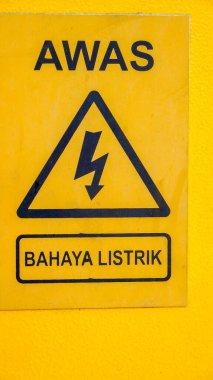 Ciputat Güney Mandalang, Eylül 1, 2024, benzin doldurma makinesinin etrafına sarılmış bir hortumla benzin dolum istasyonu..