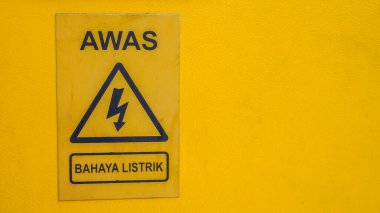 Ciputat Güney Mandalang, Eylül 1, 2024, benzin doldurma makinesinin etrafına sarılmış bir hortumla benzin dolum istasyonu..