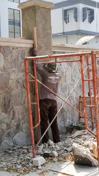 Ciputat Güney Mandalang, Eylül 1, 2024, benzin doldurma makinesinin etrafına sarılmış bir hortumla benzin dolum istasyonu..