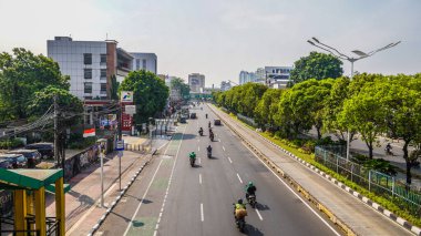 Matraman, Doğu Jakarta, 21 Ağustos 2024. Motosiklet ve araba sürücülerinin çalışma saatlerinin en üst görüntüsü..