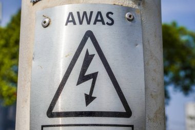 Ciputat Güney Mandalang, Eylül 1, 2024, benzin doldurma makinesinin etrafına sarılmış bir hortumla benzin dolum istasyonu..