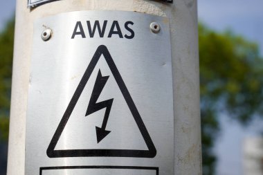 Ciputat Güney Mandalang, Eylül 1, 2024, benzin doldurma makinesinin etrafına sarılmış bir hortumla benzin dolum istasyonu..