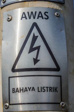 Ciputat Güney Mandalang, Eylül 1, 2024, benzin doldurma makinesinin etrafına sarılmış bir hortumla benzin dolum istasyonu..