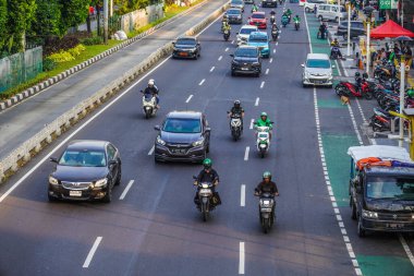 Matraman, Doğu Jakarta, 21 Ağustos 2024. Motosiklet ve araba sürücülerinin çalışma saatlerinin en üst görüntüsü..