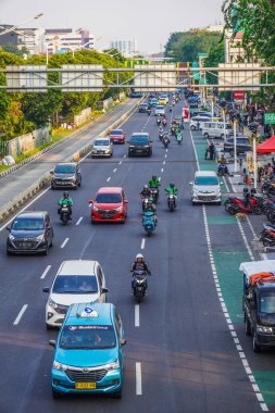 Matraman, Doğu Jakarta, 21 Ağustos 2024. Motosiklet ve araba sürücülerinin çalışma saatlerinin en üst görüntüsü..